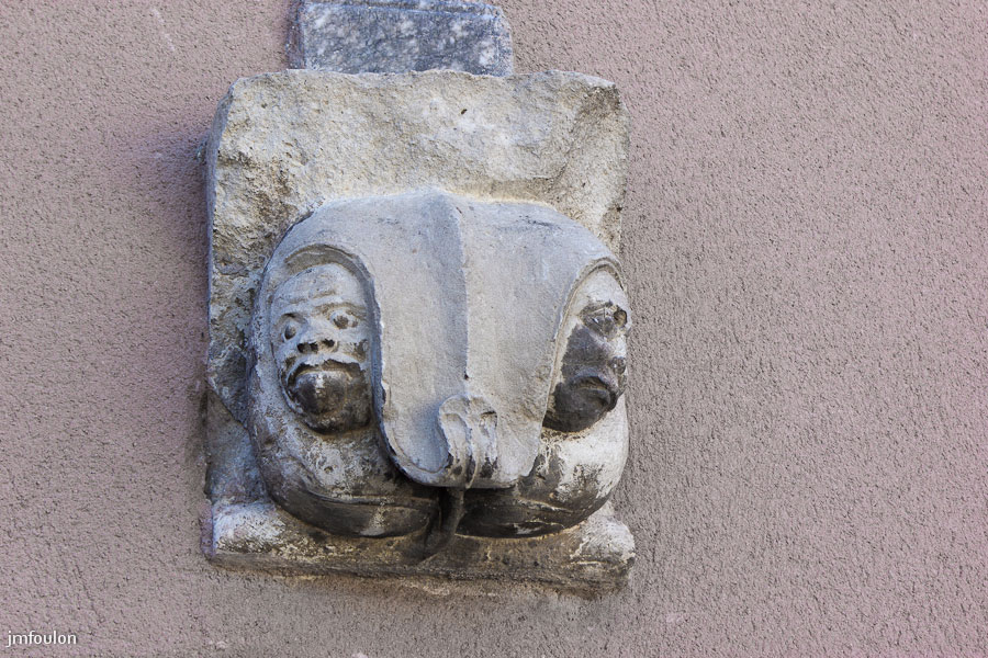 chorges-04.jpg - Le vieux bourg de Chorges - Sur celle de droite, deux visages