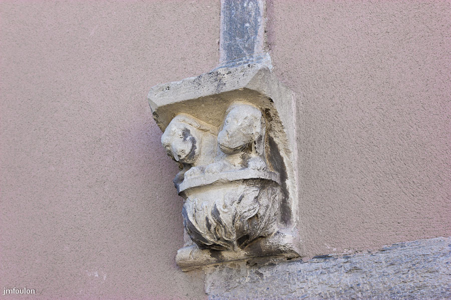 chorges-05.jpg - Le vieux bourg de Chorges - Sur celle de gauche deux têtes d'étranges créatures au dessus d'une sorte de flamme