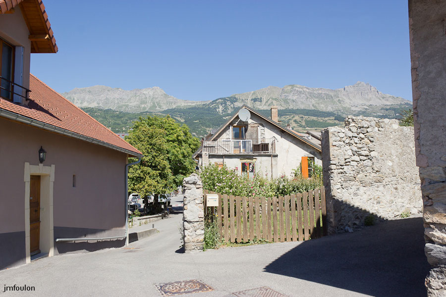 chorges-06.jpg - Le vieux bourg de Chorges - A droite, des vestiges des remparts aujourd'hui disparus