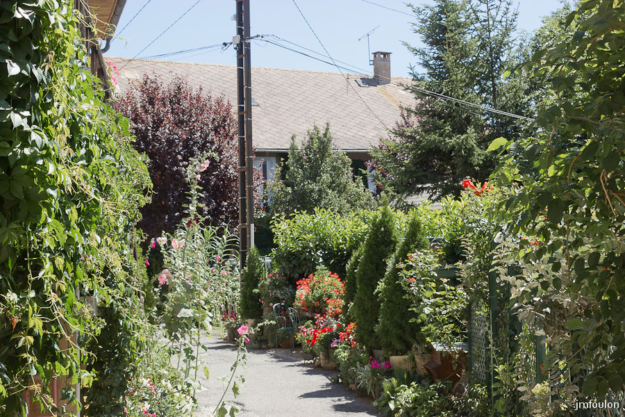 chorges-09.jpg - Le vieux bourg de Chorges - Une ruelle très fleurie