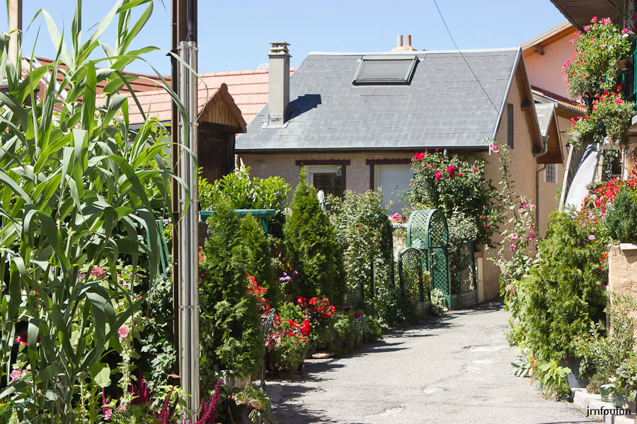 chorges-10.jpg - Le vieux bourg de Chorges - Une ruelle très fleurie (autre vue)