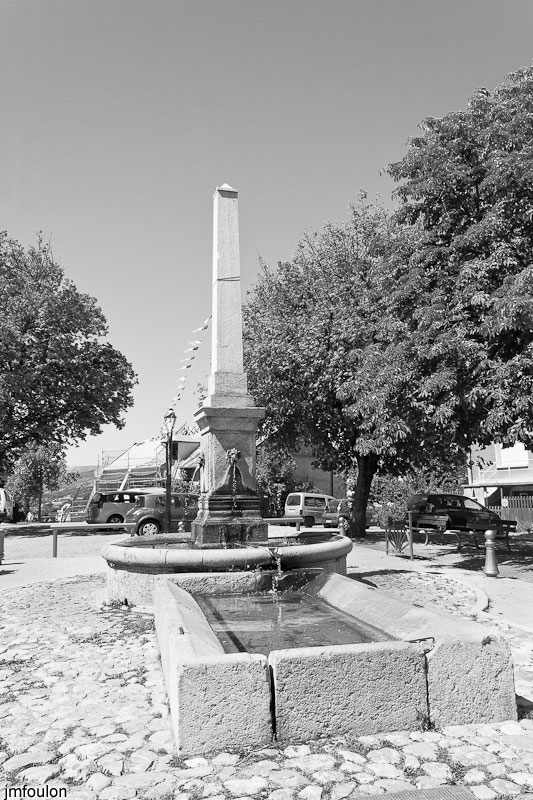 chorges-22.jpg - Le vieux bourg de Chorges - Fontaine et lavoir de la Place du Fort (1854)