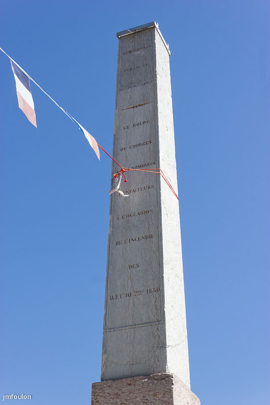chorges-23.jpg - Le vieux bourg de Chorges - Stèle de la fontaine et lavoir de la Place du Fort (1854). On peut y lire: "Témoignage public de reconnaissance. Le Bourg de Chorges à ses nombreux bienfaiteurs à l'occasion de l'incendie des 9 et 10 septembre 1850."