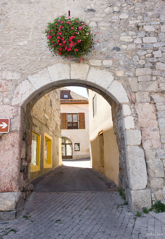 chorges-34.jpg - Le vieux bourg de Chorges - Porte des Souchons vue de l'extérieur
