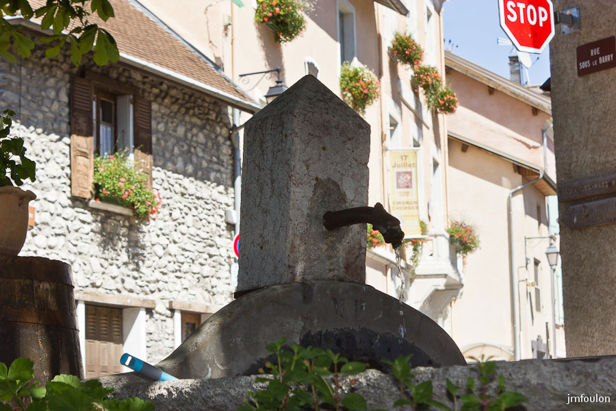 chorges-37.jpg - Le vieux bourg de Chorges - Fontaine rue Sous le Barry