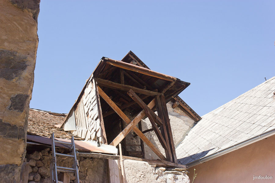 chorges-38.jpg - Le vieux bourg de Chorges - On trouve couremment ici ses chiens assis qui servaient au stockage du fourrage