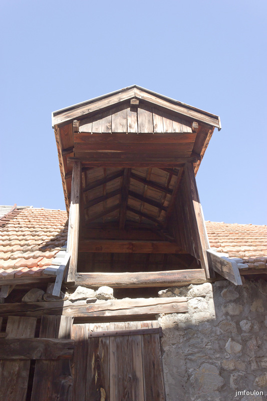 chorges-41.jpg - Le vieux bourg de Chorges - Chien assis