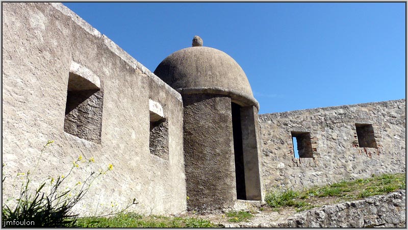 cita-101web.jpg - La 1ère guérite et les remparts