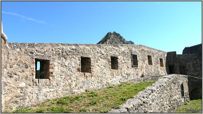 cita-103web.jpg - Autre vue sur le rempart et ses nombreuses meurtrières