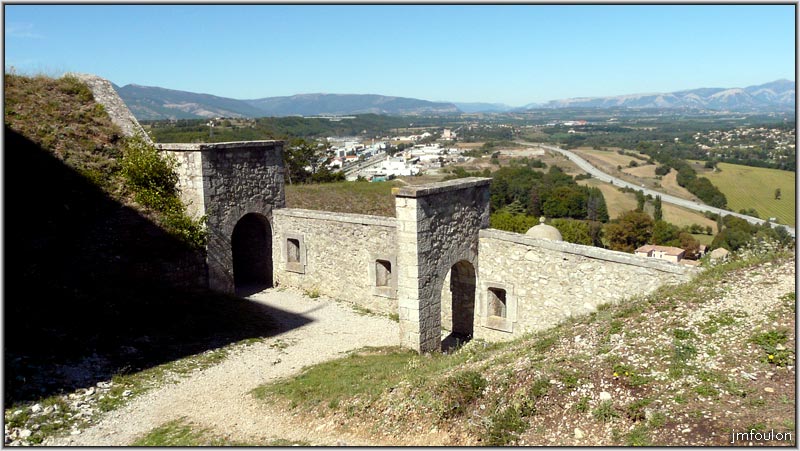 cita-127web.jpg - A gauche, escarpe d'une des casemates. Portion de la muraille nord du bastion de la Durance