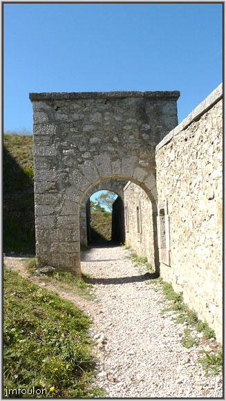 cita-130web.jpg - Autre vue sur le rempart et ses contreforts voutés