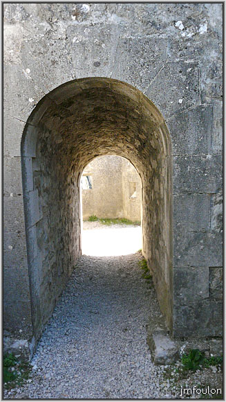 cita-131web.jpg - Passage sous une escarpe