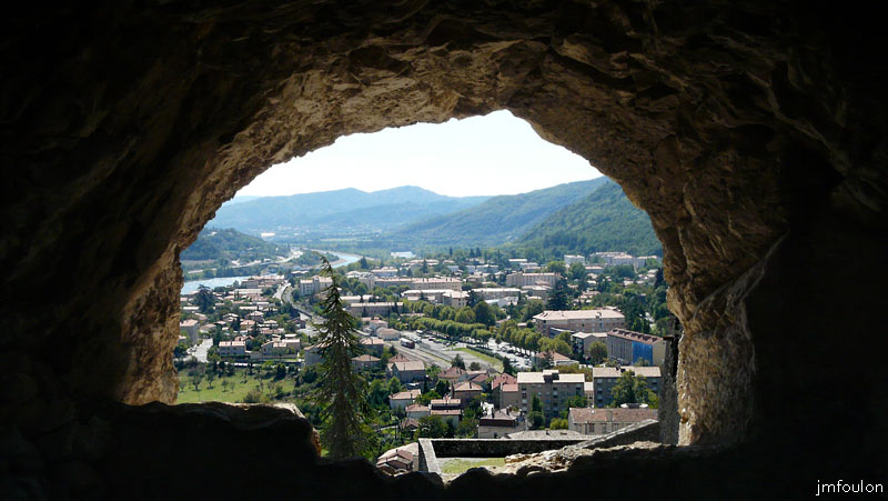 cita-141web.jpg - Vue vers le sud depuis une grande ouverture dans le rocher