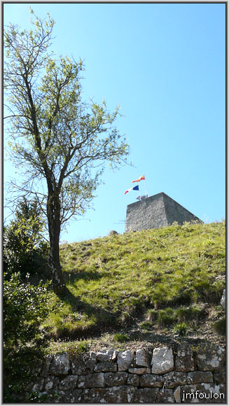 cita-143web.jpg - Vue sur le chemin de ronde autour de ND du Château que nous verrons dans une autre galerie
