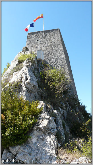 cita-144web.jpg - Autre vue sur le chemin de ronde autour de ND du Château. C'est la proue est de la citadelle