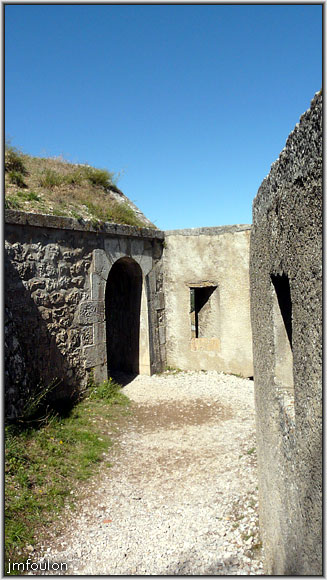 cita-147web.jpg - Passage entre les courtines des remparts et sous l'escarpe de la deuxième casemate