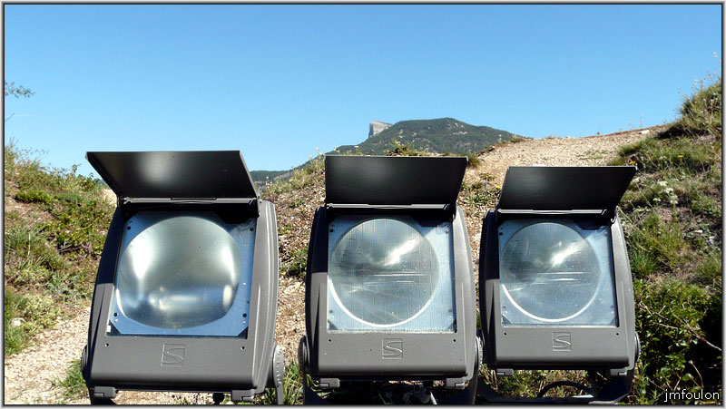 cita-150web.jpg - Lampes pour intérroger l'ennemi ! ... Non ! Je blague ! ...