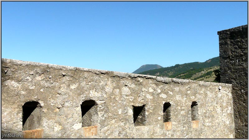 cita-151web.jpg - Meurtrières dans les courtines du rempart est du bastion de la Durance