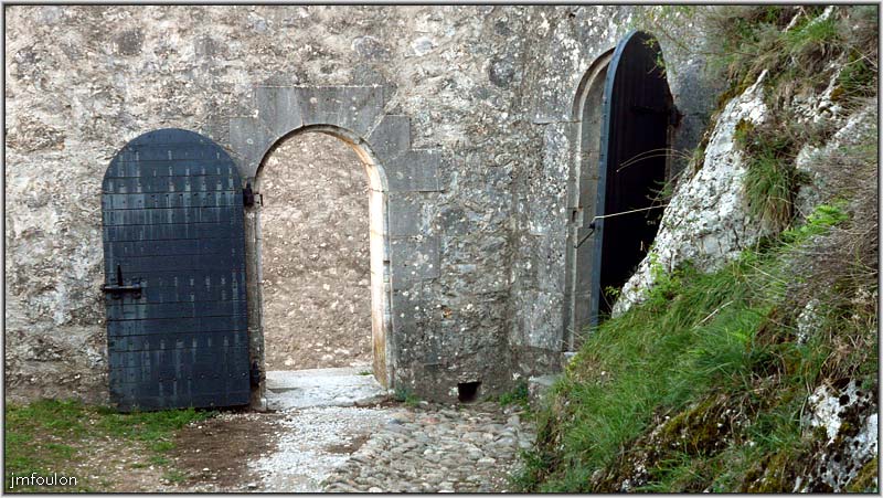 cita-162web.jpg - Porte en haut de l'escalier d'accès au Grand Retranchement et à droite, porte du passage qui va nous ramener vers le sud de la citadelle en passant sous le rocher