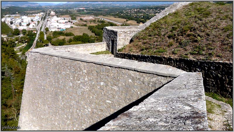 cita-60web.jpg - Les remparts ouest du bastion du Buech. Au loin à gauche, contraste avec l'usine Sanofi et l' A51