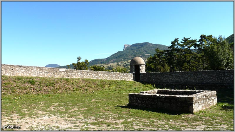 cita-68web.jpg - Au centre, l'accès à une pièce voutée dotée d'une canonnière permettant de protéger la porte nord de la citadelle
