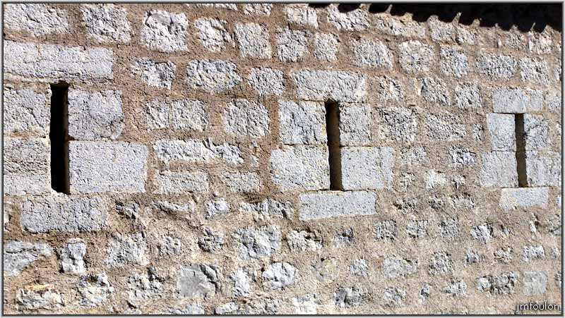 cita-74web.jpg - Détail des trois meurtrières du mur sud de la poudrière