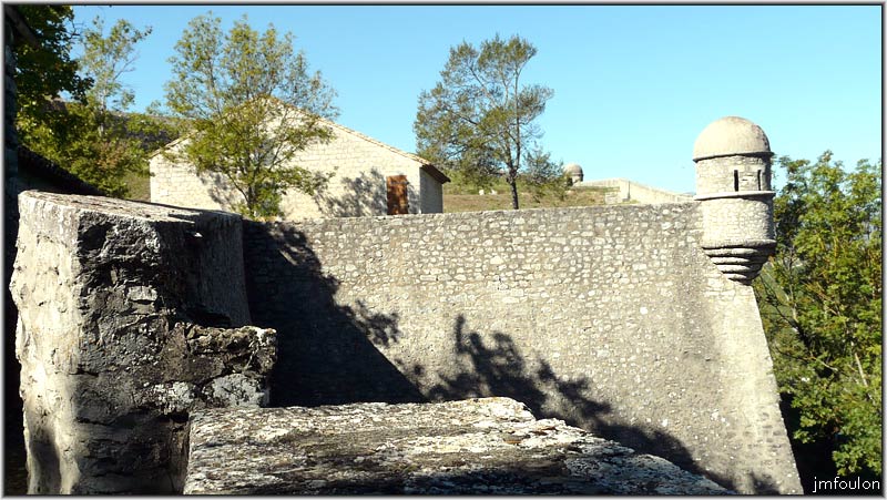 cita-76web.jpg - La poudrière et les deux guérites du bastion du Buech que nous quitons