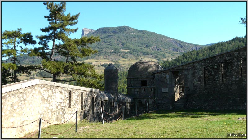 cita-78web.jpg - Grande guérite (XVIème) qui commandait le glacis nord et juste devant la dame. C'est ici que l'on accède au bastion de la Durance