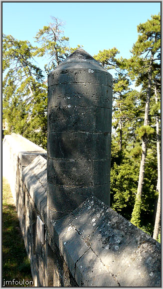 cita-80web.jpg - Dame (XIXème) Elle est ainsi nommée car impossible à "embrasser" (à contourner). Elle interdisait le passage au dela du parapet de la muraille près de l'échauguette