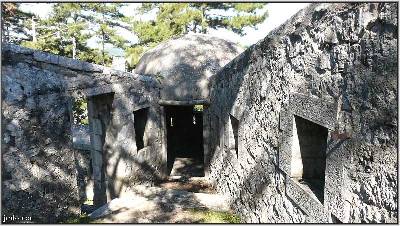 cita-81web.jpg - Entrée de la Grande guérite, enserrée entre deux murs