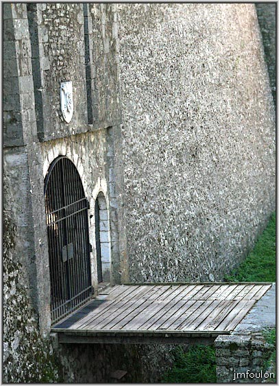 cita-85web.jpg - Première porte nord. Ici se trouvais un pont levis dont on voit encore les réservations dans la pierre pour le passage du mécanisme