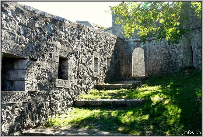 cita-86web.jpg - Accès aux casemates et au bastion de la Durance