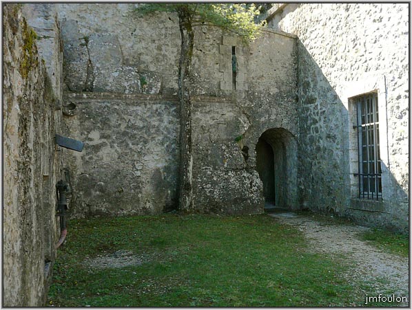 cita-123web.jpg - Cour entre les deux casemates