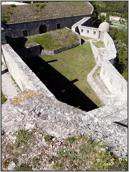 cita-146web.jpg - Vue sur les casemates et leurs escarpes