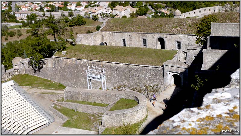 cita-202web.jpg - Vue sur la contrescarpe et la 1er casemate. On remarquera que la casemate est protégée par une porte accolée à droite de la contrescarpe et l'échauguette à gauche