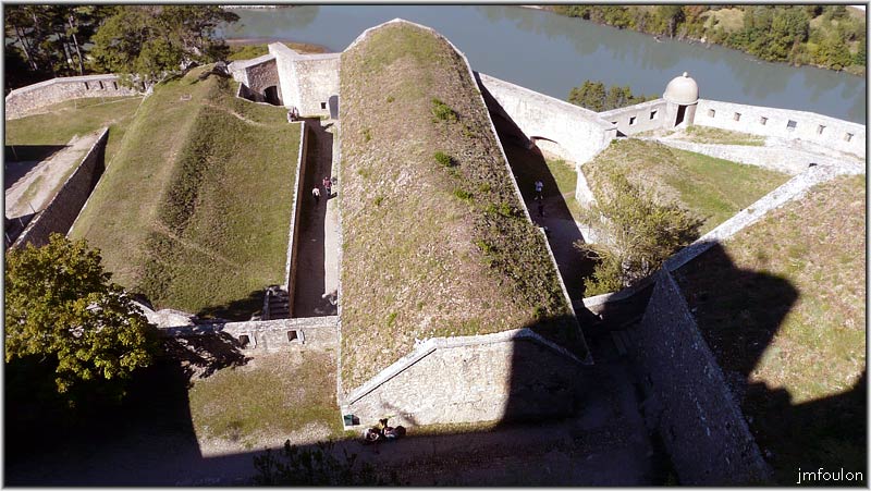 cita-204web.jpg - De gauche à droite: La contrescarpe, la grande casemate et la petite casemate