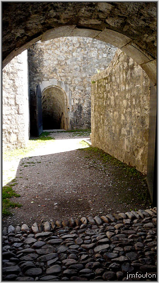 cita-88web.jpg - Vue sur la seconde casemate depuis une pièce voutée sous la contrescarpe