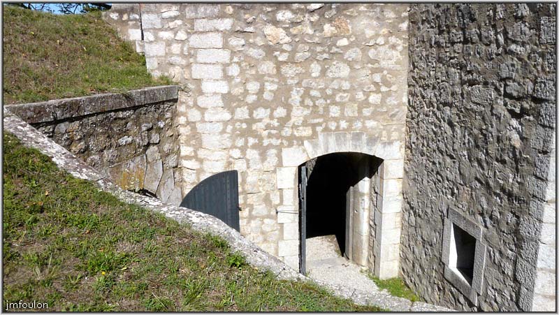 cita-92web.jpg - Vue sur l'accès à  la grande Echauguette depuis la contrescarpe