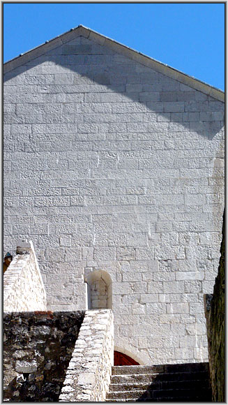 cita-210web.jpg - Façade ouest et entrée de l'édifice