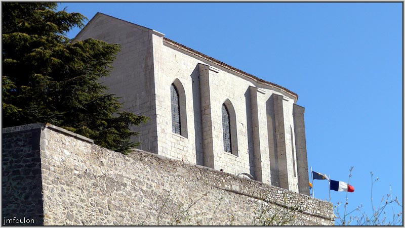 cita-212web.jpg - Vue sur la façade sud, ses quatres contreforts et des deux ouvertures. Sous le seconde se trouve un porte