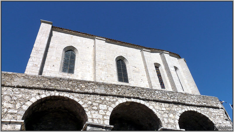 cita-213web.jpg - Façade sud et les assises voutées des piliers qui la supporte en partie