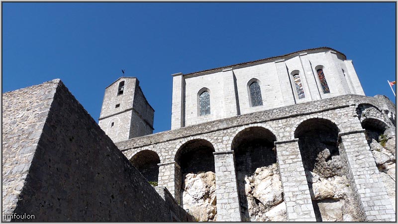 cita-214web.jpg - Façade sud et les assises voutées des piliers qui la supporte en partie. A gauche, le donjon que nous verrons dans une autre galerie. A gauche au 1er plan, les murs de la 3ème enceinte