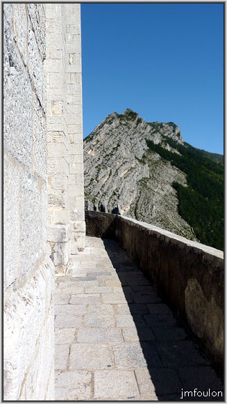 cita-216web.jpg - Courtine sud. Au loin, la Baume