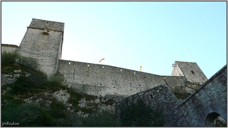 cita-125web.jpg - Le donjon et le chemin de ronde vue depuis le Grand Retranchement (nord)