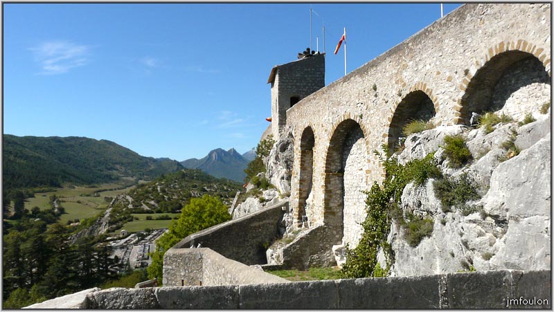 cita-172web.jpg - Vue sud du chemin de ronde depuis la 3ème enceinte. Au loin du 1er au dernier plan: le Collet ou se trouve le cimetière, le Molard et Pierre Impie