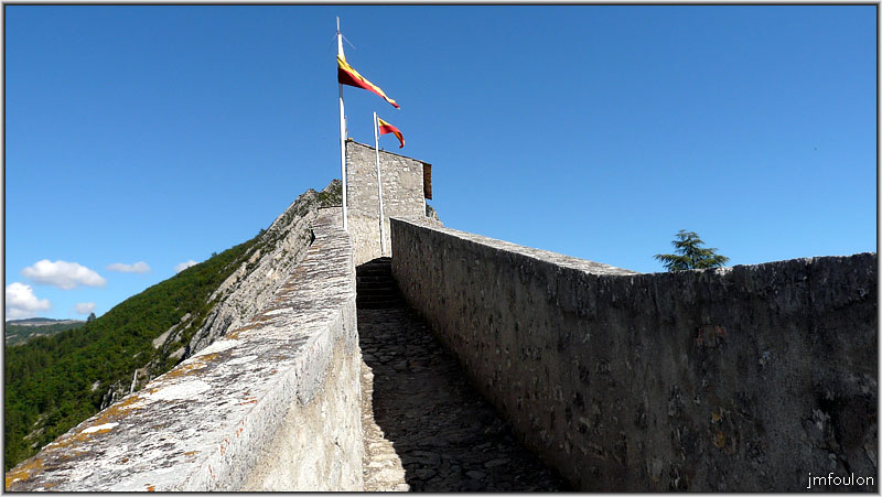 cita-189web.jpg - Vue vers l'est depuis le chemin de ronde