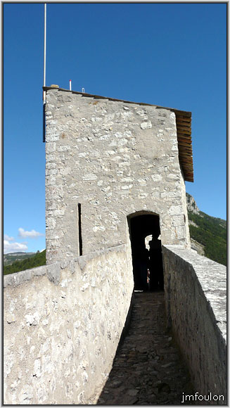 cita-191web.jpg - Tour du chemin de ronde dotée de meurtrières