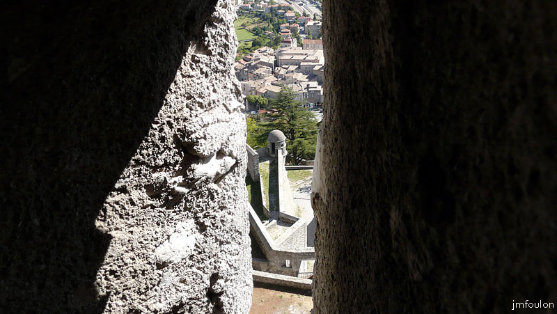 cita-192web.jpg - Vue vers le sud depuis une des meurtrières de la tour