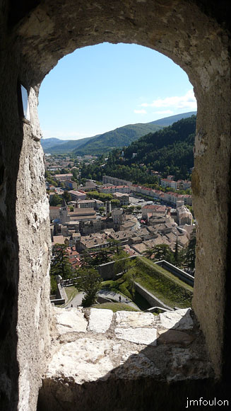 cita-193web.jpg - Vue sur la ville depuis une ouverture de la tour