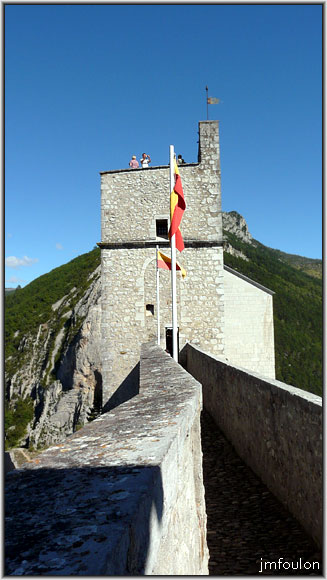 cita-194web.jpg - Le donjon, traversé par le chemin de ronde (façade ouest)